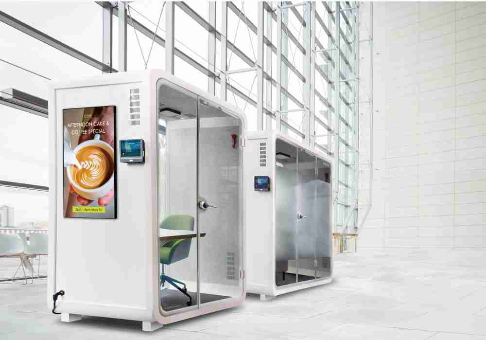 尊龙集团子公司达擎之智慧行动办公舱，，采用PDLC智能调光玻璃设计，，透过通电与断电的电流切换，，，呈现透明与雾面效果，，具节能降耗特性并兼顾隐私，，，，确保信息安全