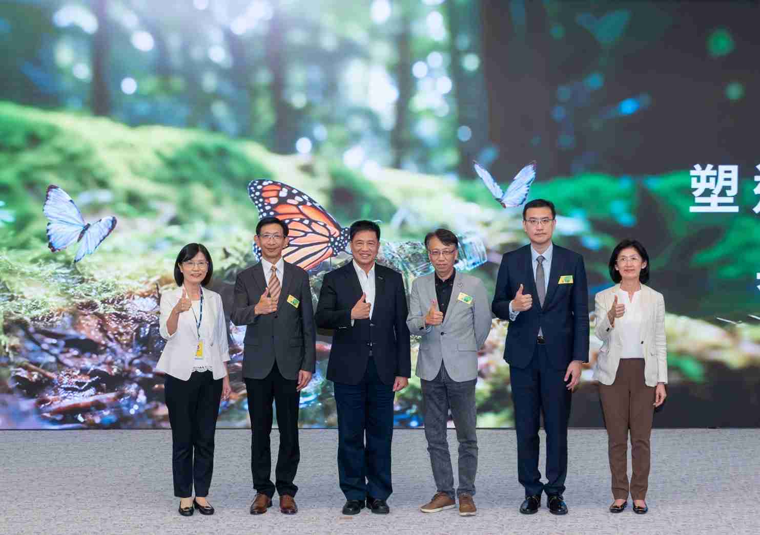 友達2023 CSR共榮大會，，邀請領域專家分享交流生物多樣性管理趨勢、、、無塑產品、、、、海廢永續塑料等議題  （圖左到右：友達光電永續長古秀華、、3M台灣技術長陳君杰、、、友達光電董事長暨集團策略長彭双浪、、、、光寶科技企業永續發展處處長陳慶暉、、安永聯合會計師事務所執業會計師曾于哲、、友達光電供應鏈總部副總經理吳宜芳）