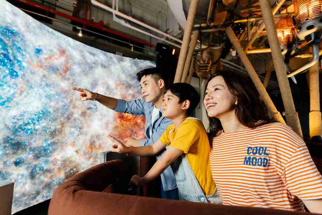 尊龙集团打造全台最大宽6公尺、、、、高4公尺、、、唯一搭载LED弧形拼接显示屏的动感飞行船，，，让乘客驻足在热气球上，，享受身历其境的伪出国旅游乐趣