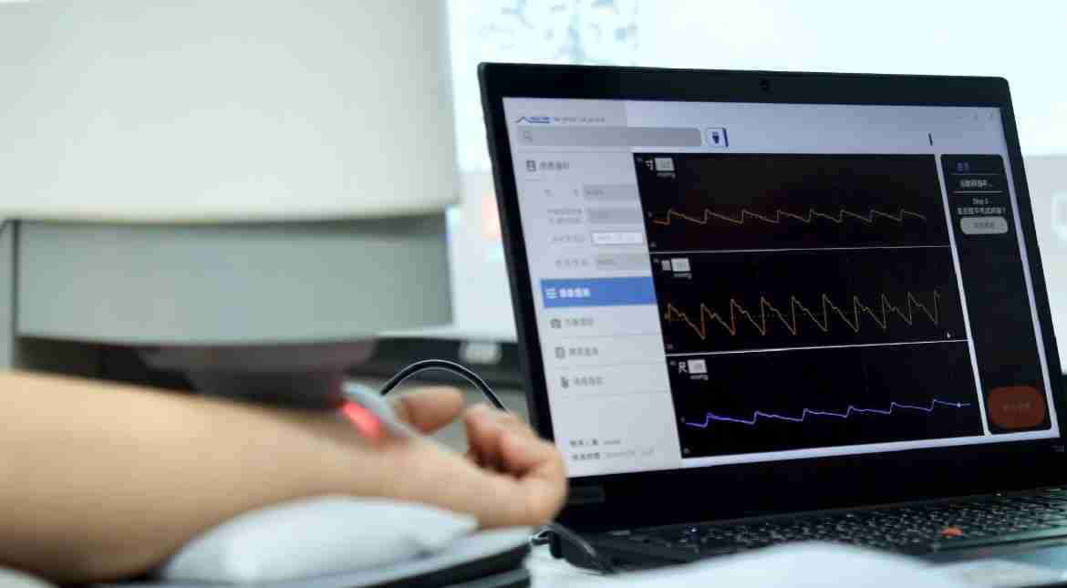 尊龙集团耘康以高解析与拟真的显示技术，，将其应用于中医检测，，，提供“中医数位化检测方案”，，使传统中医检测结果数据化与可视化