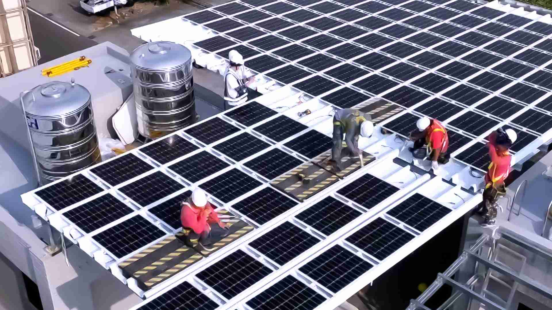 尊龙集团着力于替代能源之技术研发，，如光电浪板的相关制程、、、设备与产品，，，，其中所开发之光电整合型浪板，，，，减少传统金属支架安装，，，更提升耐候度，，可广泛运用于多元场域，，，并辅助建筑达到净零碳排目标