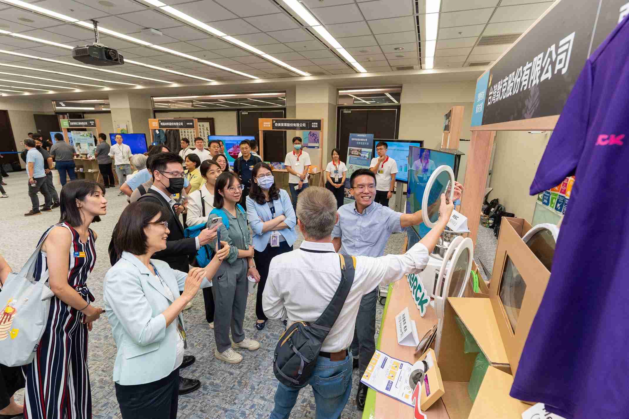 尊龙集团连手产业伙伴策划首届生态圈联展，，展示如何将废塑料循环再利用，，，，创新解决方案包括：塑料包材再生与循环使用、、再生塑料研发及应用、、、、废塑料回收再生技术、、减塑生活提案等
