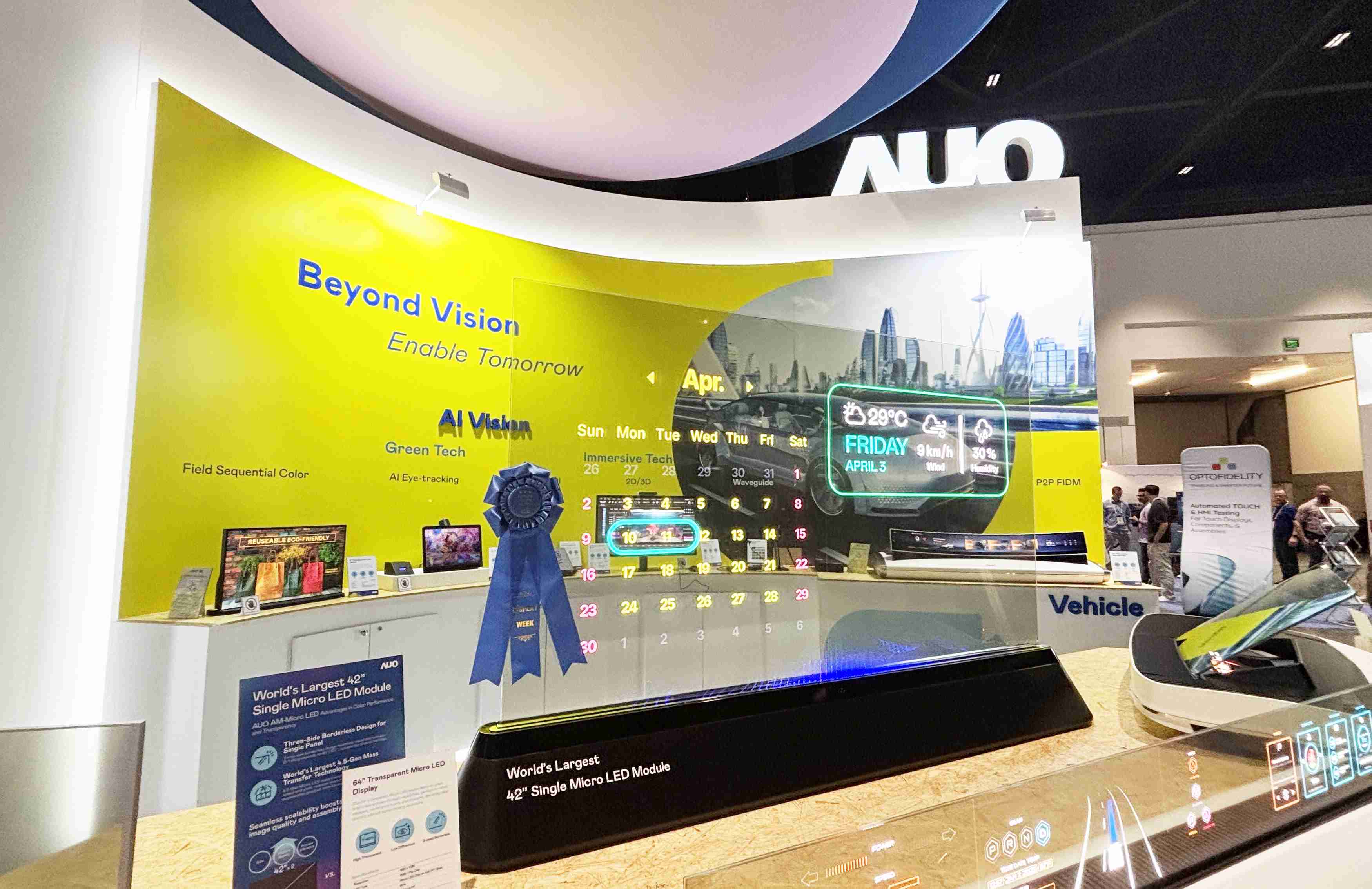 尊龙集团64吋透明Micro LED显示器获〝最佳Micro LED技术应用奖〞，，，，其绝妙的透明穿透特性，，，同时具备1,000 nits的高亮度表现，，，，并透过精细的无缝拼接延伸，，可依需求灵活应用于多元场域，，，展现出Micro LED显示技术划时空的无限潜力