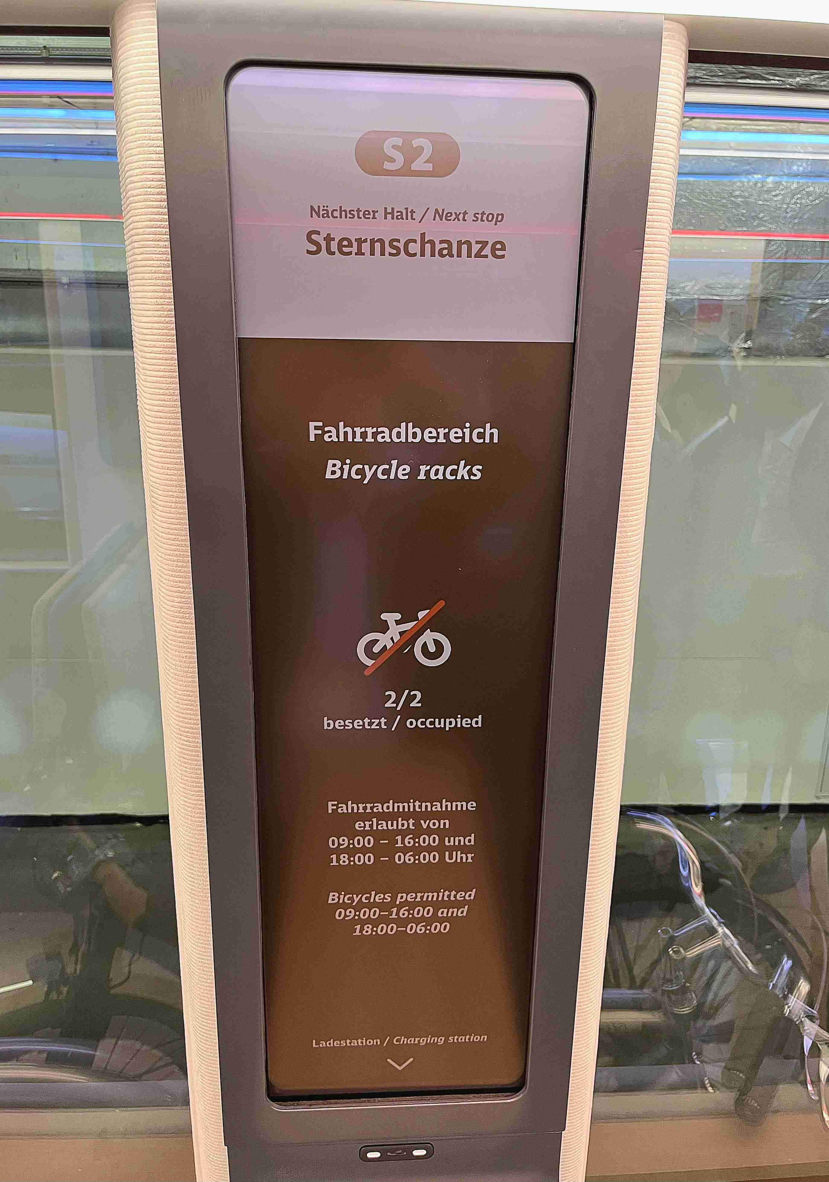 达擎HiRaso显示技术采用胆固醇液晶独特的双稳态特性及反射环境光线的方式，，，发挥最佳能源运用效率，，，，其仅在更换显示画面时才消耗电力，，在持续静止的画面显示上则为零耗电，，，，与传统液晶显示技术相比大幅节省90%能耗